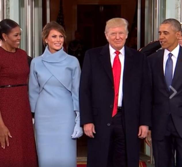 Fue en este instante cuando Obama le demostró a el nuevo presidente del país más poderoso del mundo cómo se trata a una mujer, la tomó del brazo, la acercó para hacerla parte del evento y junto a su mujer la cobijaron en uno de los momentos más incómodos que las dos parejas han vivido.