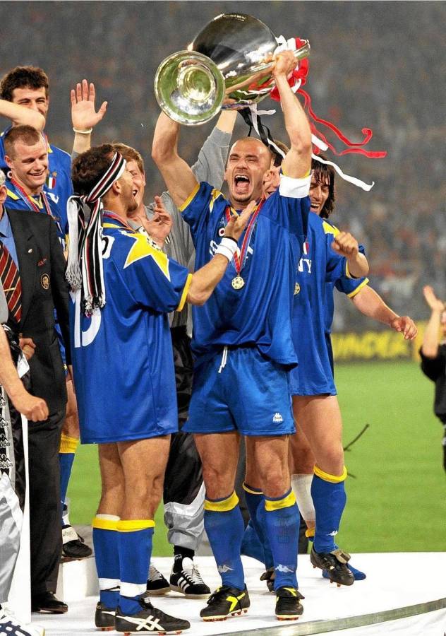 Gianluca Vialli levantando la Champions League que ganó con la Juventus.