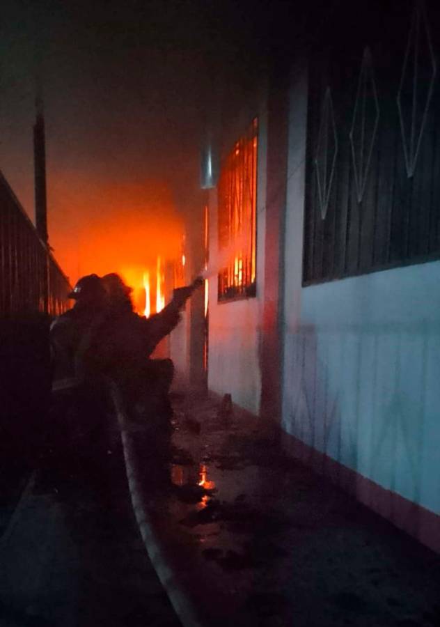 Se queman tres negocios en Villanueva