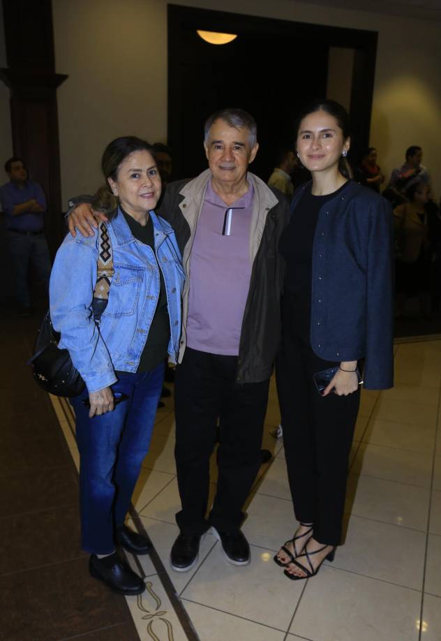 María Tábora, Ernesto Tábora y Valeria Noriega