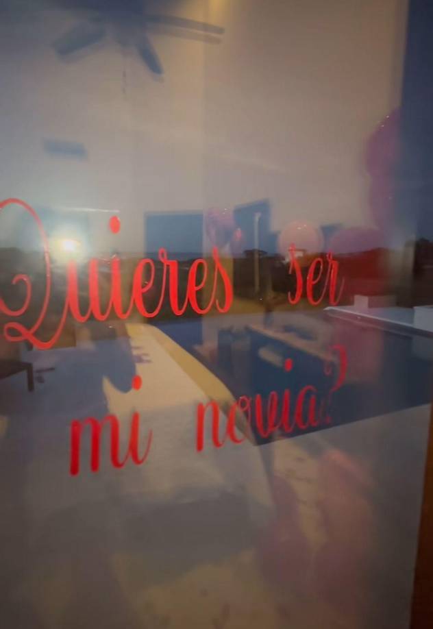 Al parecer, Roatán es el escenario de amor entre Alejandra Rubio y su novio, el capitán Javian Thompson, quien le pidió oficialmente que fuera su novia.