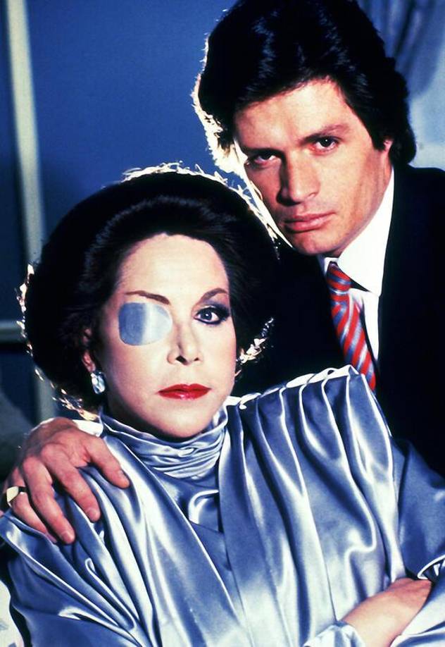 Una de las novelas mexicanas más famosas es ‘Cuna de lobos’ de 1987, una producción estelarizada por Diana Bracho y Gonzalo Vega, que presentó a una de las villanas más icónicas de las novelas mexicanas, Catalina Creel, interpretada por María Rubio.