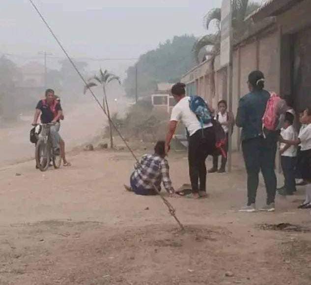 Asegura que el lunes no abrió la escuela porque el taxista que debía pasar por ella, no lo hizo a la hora correcta.