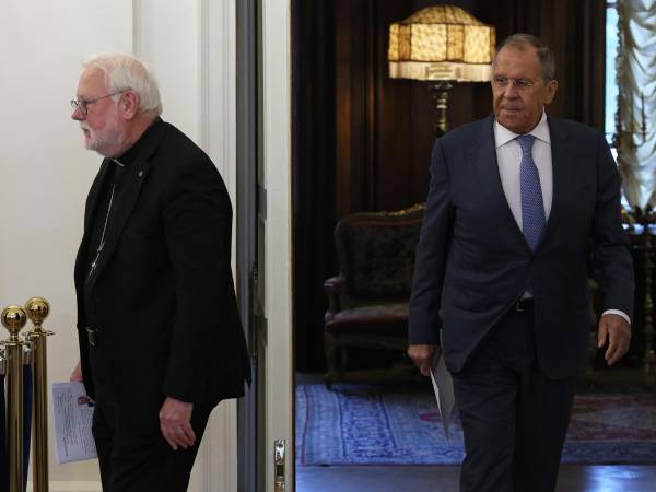 El jefe de la diplomacia del Vaticano, Paul Richard Gallagher (izquierda), con el ministro de Exteriores de Rusia, Serguéi Lavrov. EFE/EPA/RAMIL SITDIKOV/REUTERS / POOL