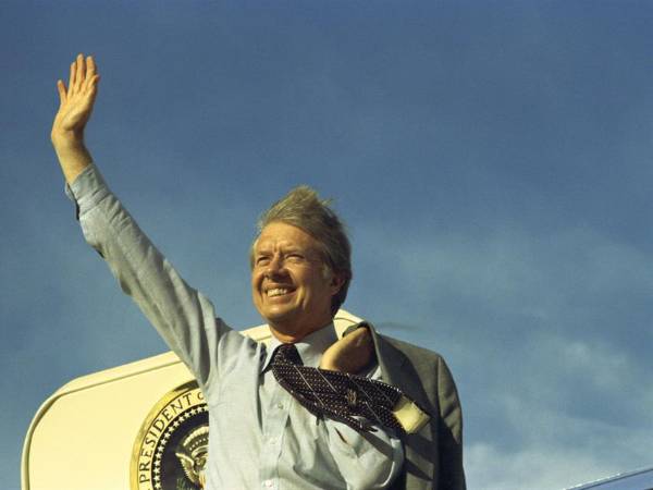 Jimmy Carter, fallecido este domingo a sus 100 años, entró en la historia de Estados Unidos con su improbable ascenso de cult de magnate del maní (cacahuete) a presidente del país, pero su mayor legado fue redefinir la vida después de la Casa Blanca, con una labor tenaz que dejó una huella sin precedentes en la política estadounidense y mundial.