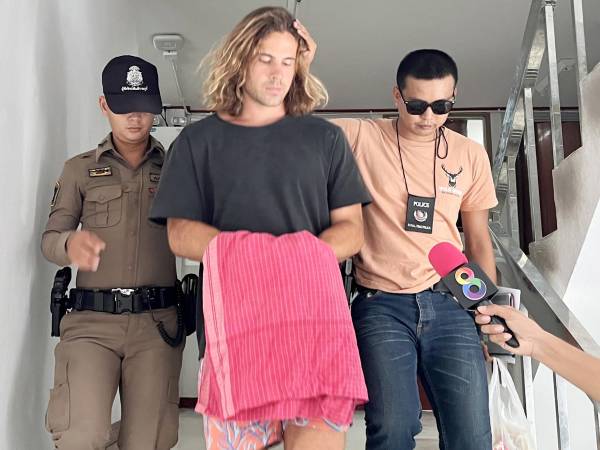 El chef español Daniel Sancho Bronchalo (C) escoltado por policías de Tailandia. EFE/EPA/SOMKEAT RUKSAMAN