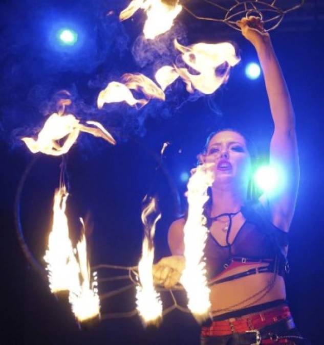 Para cada noche han preparado un espectáculo diferente, el primer día las hermosas chicas del grupo Purrfect Angelz fascinaron con su show de acrobacias y fuego.