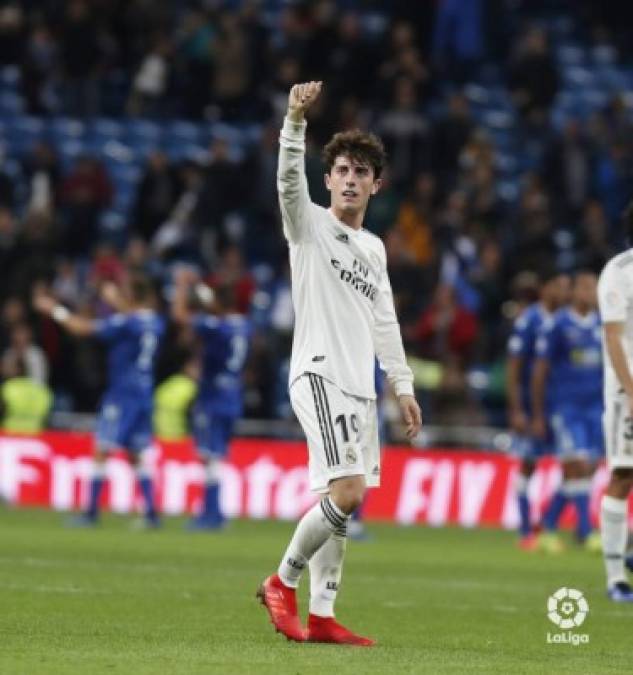 Álvaro Odriozola saludando a los aficionados al final del partido.