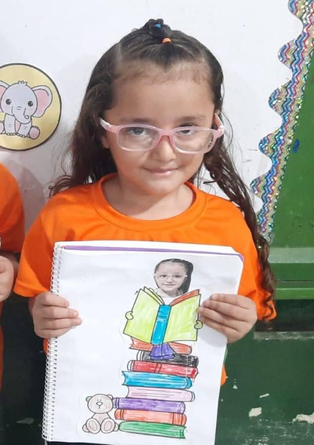 Una niña brillante: Maestra de la pequeña Kimberly conmueve las redes con álbum inédito