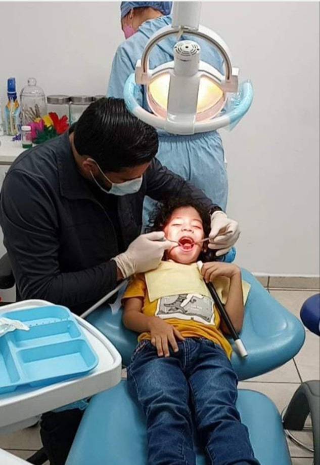 Cuando cursó la clase de odontología pediátrica, comenzó a hacer trucos de magia para que los niños perdieran el miedo.