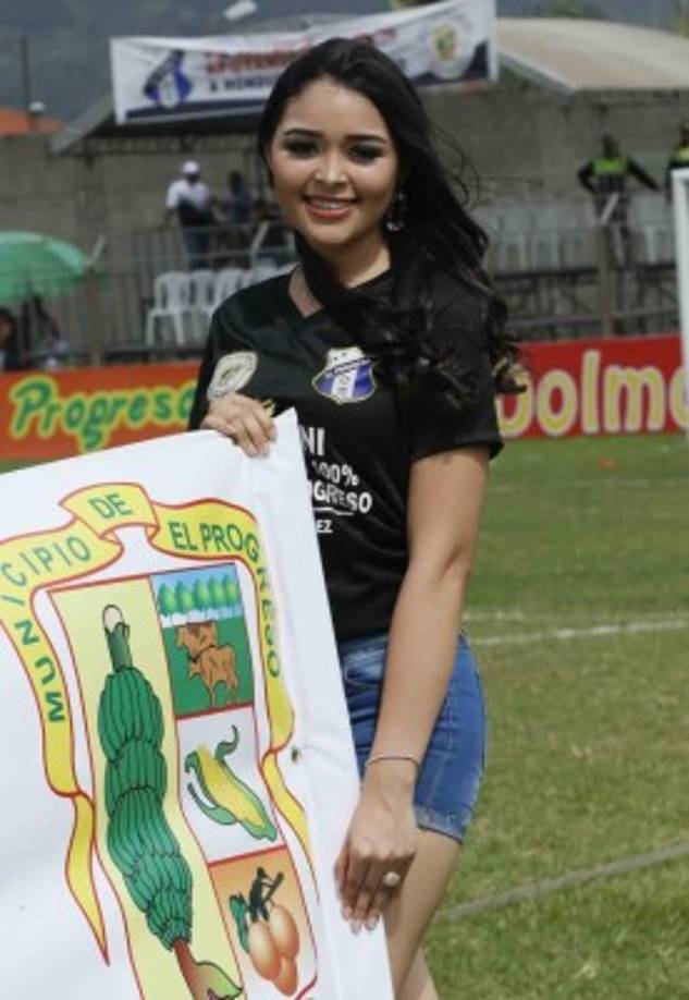 Esta hermosa joven cautivó con su belleza en el Honduras Progreso vs Olimpia que ganó 4-0 el cuadro albo.