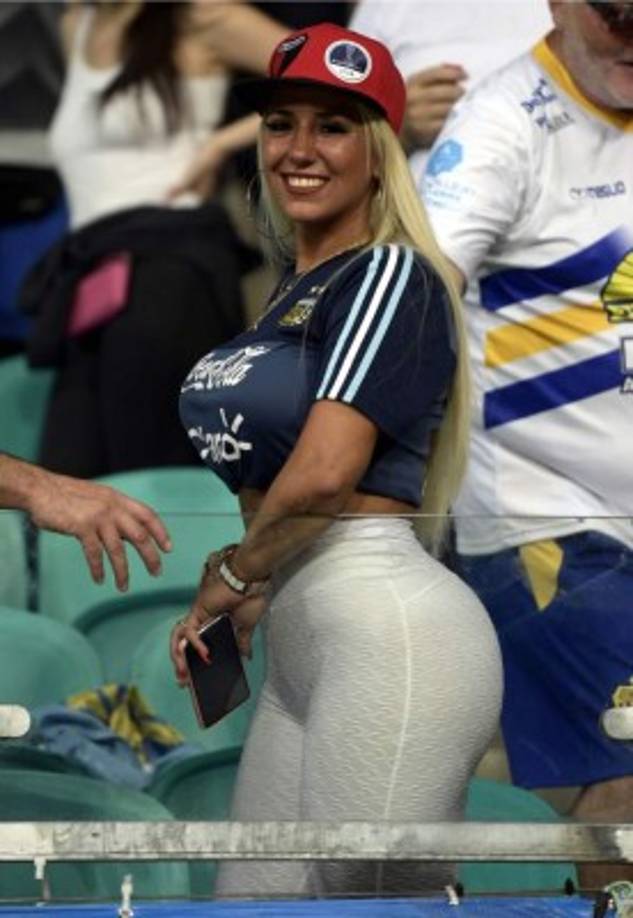 Una hermosa aficionada argentina que robó muchas miradas en las gradas.