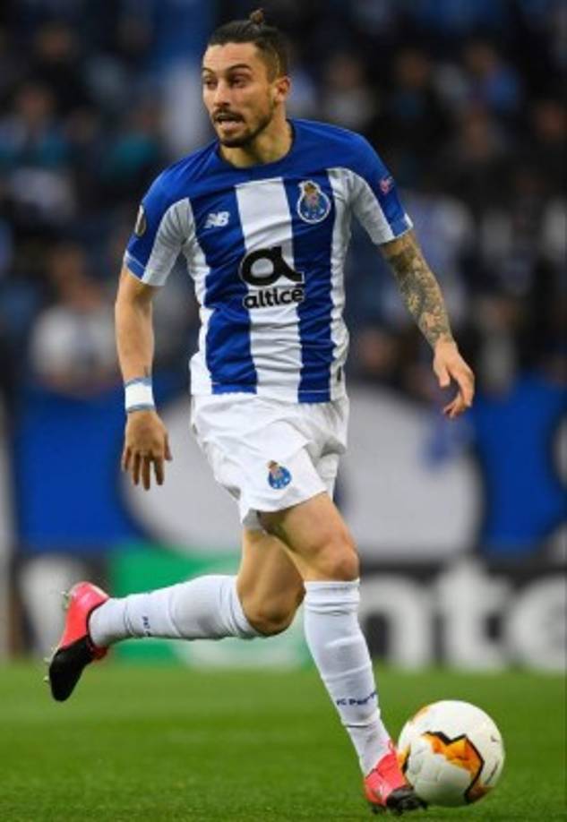 Según informa el diario portugués Récord, el brasileño Álex Telles está en la agenda del Barcelona. El diario afirma que el agente del lateral, Jorge Mendes, lo ha ofrecido a la al club azulgrana de cara a la próxima temporada. Telles acaba contrato con el Porto en 2021 y su cláusula es de 40 millones de euros.