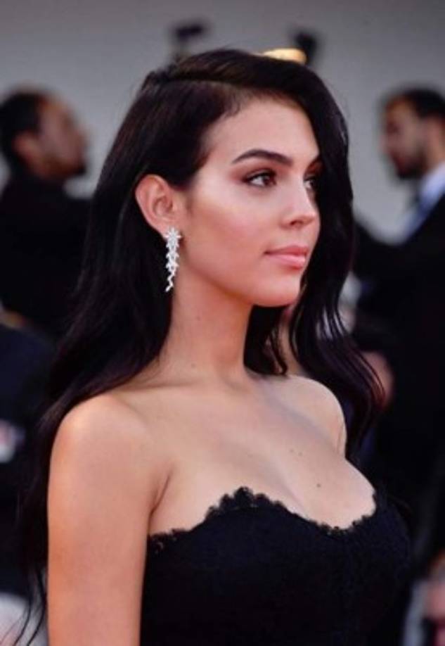 Invitada al festival de Venecia, Georgina no pasó desapercibida al posar en la alfombra roja del evento con un vestido negro con transparencias, el cabello suelto y sandalias de Giuseppe Zanotti.