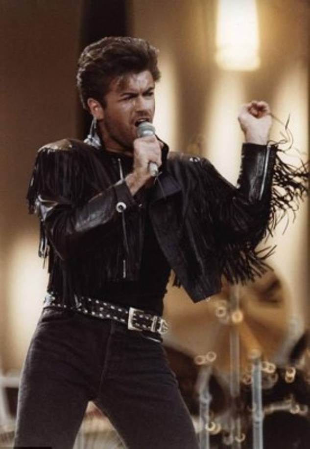 George Michael se caracterizó por ser un ícono gay y su sello era era su barba y peinado. Salía vestido con mucho cuero y cadenas. En su epóca solista algunos llegaron a pensar que su espíritu era de rockero, pero en relildad era la expresión de muchos en clubes gay de Europa y Estados Unidos.