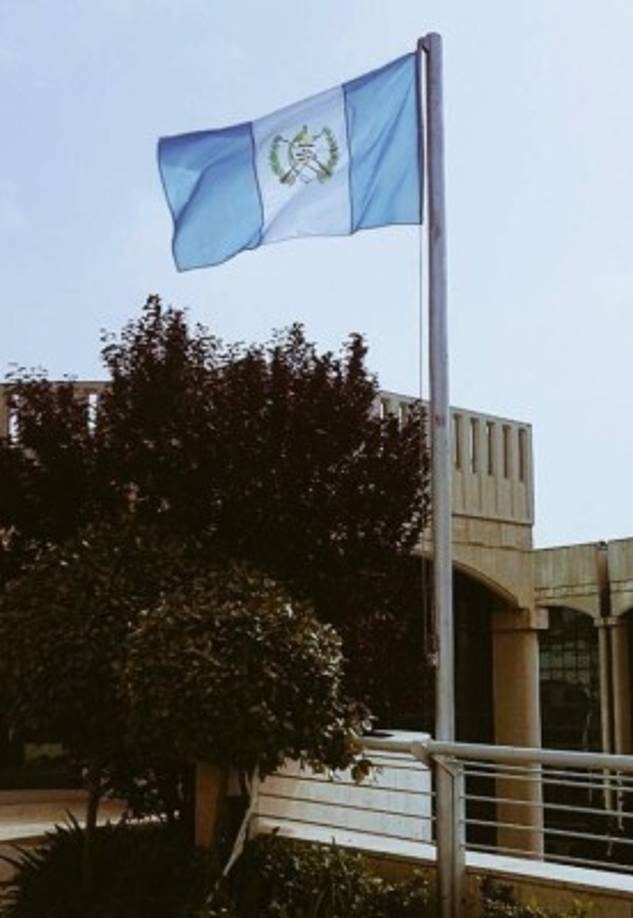 Morales destacó en la ceremonia de inauguración esta mañana que su país ha tomado 'una decisión valiente' que espera sirva de ejemplo para los demás, a pesar de que buena parte de la comunidad internacional se opone a la decisión y la ONU recomienda no tener embajadas en la ciudad, cuya parte oriental está ocupada por Israel desde 1967, hasta que haya un acuerdo de paz.