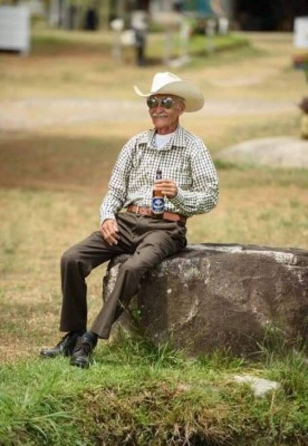 “Macho alfa”, ‘Campeón’ o 'Quisiera llegar a los 100 años con esa actitud”, son solo algunos de los comentarios de los usuarios hondureños.<br/>