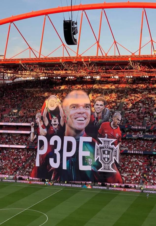  La Federación Portuguesa de Fútbol (FPF) homenajeó este jueves, antes del partido contra Croacia, a Pepe por los 141 partidos que jugó con la camiseta de la selección lusa, antes de anunciar que colgaba las botas el pasado agosto.