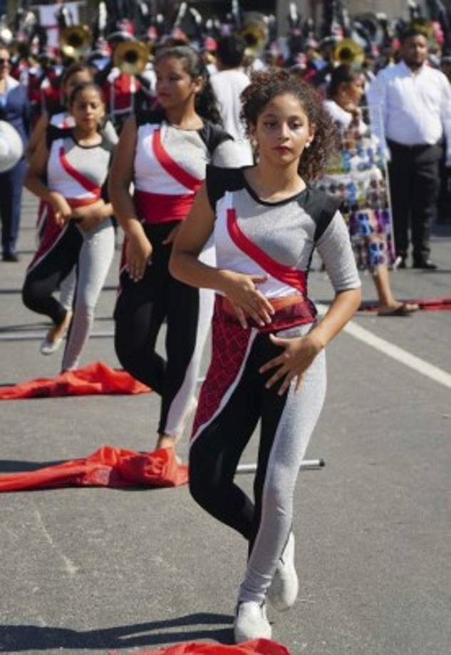 No solo las 'palillonas' bailan al ritmo de los bombos, también los cuadros de danza son parte del multi-espectáculo.