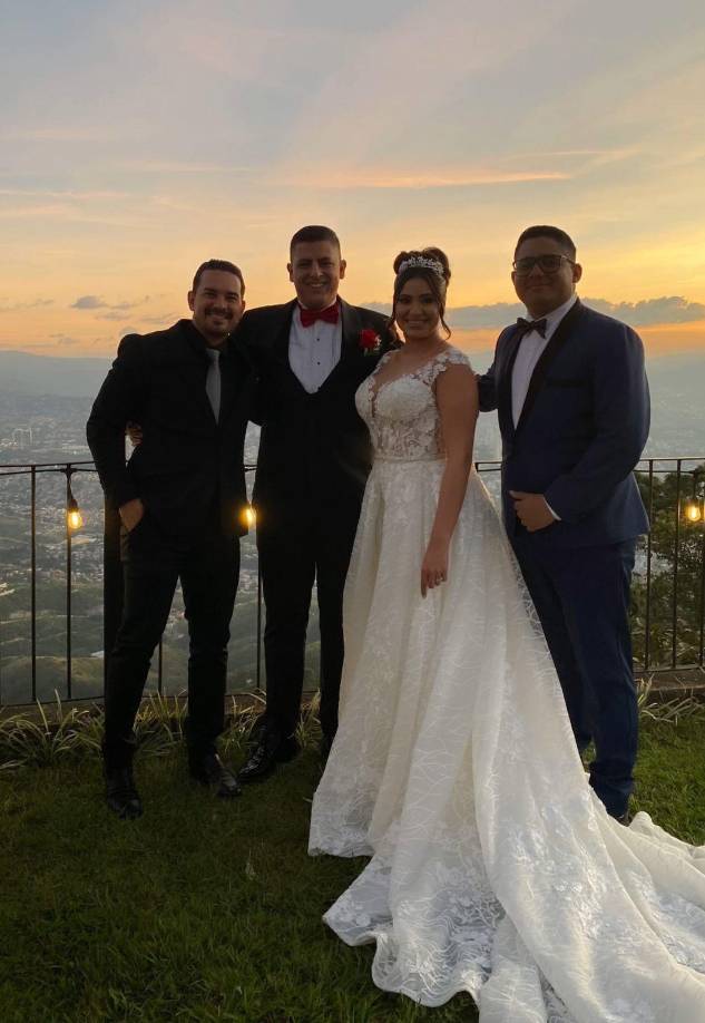 En las fotografías se ha visto a sus más fieles amigos y familiares acompañarla en esta bonita etapa de su vida, que es el matrimonio y formar una nueva familia.