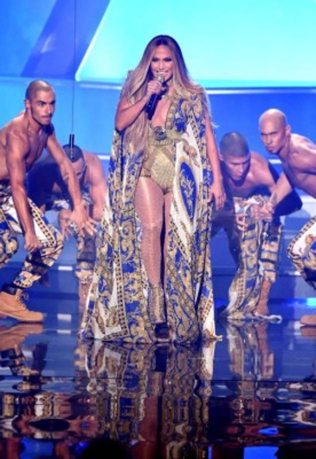 Para su tan esperada actuación comenzó cantando 'Waiting For Tonight' en un deslumbrante traje de tirantes de estilo bondage adornado con un medallón de Medusa. <br/><br/>Completó el outfit con una opulenta capa de Versace, con estatuas griegas míticas, motivos de Barocco y figuras felinas impresas, incrustadas con cristales de Swarovski.