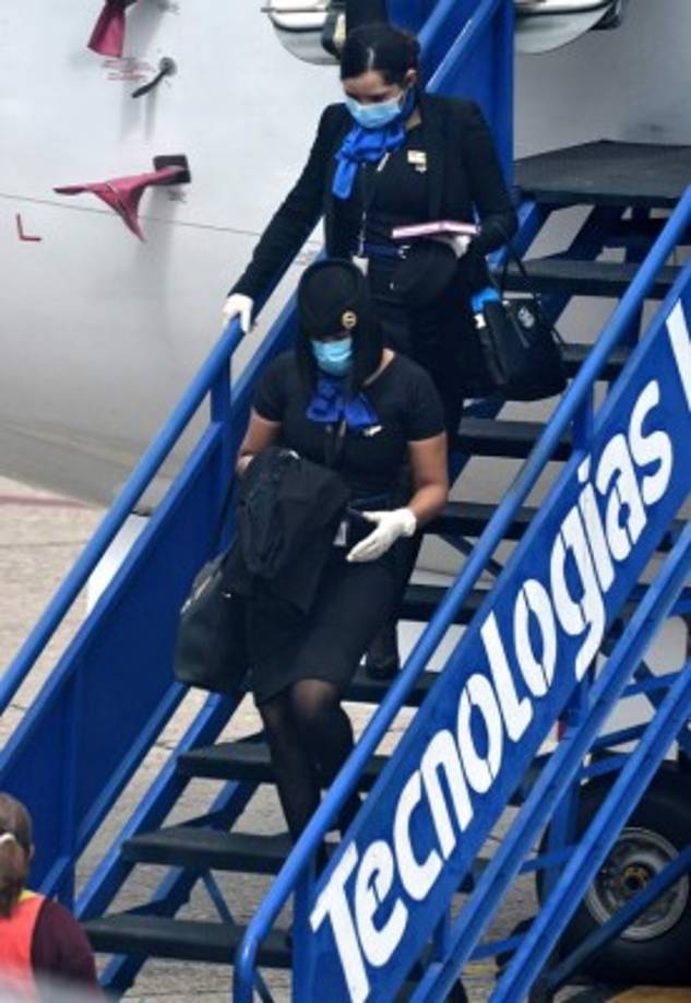 Aunque las autoridades de salud ha informado que el uso de las mascarillas es importante para aquellas personas que presentan síntomas de coronavirus, también han hecho énfasis en que lo más importante es lavarse constantemente las manos con agua y jabón. Así como evitar salud de beso y con la mano. También, es necesario estornudar en el antebrazo.