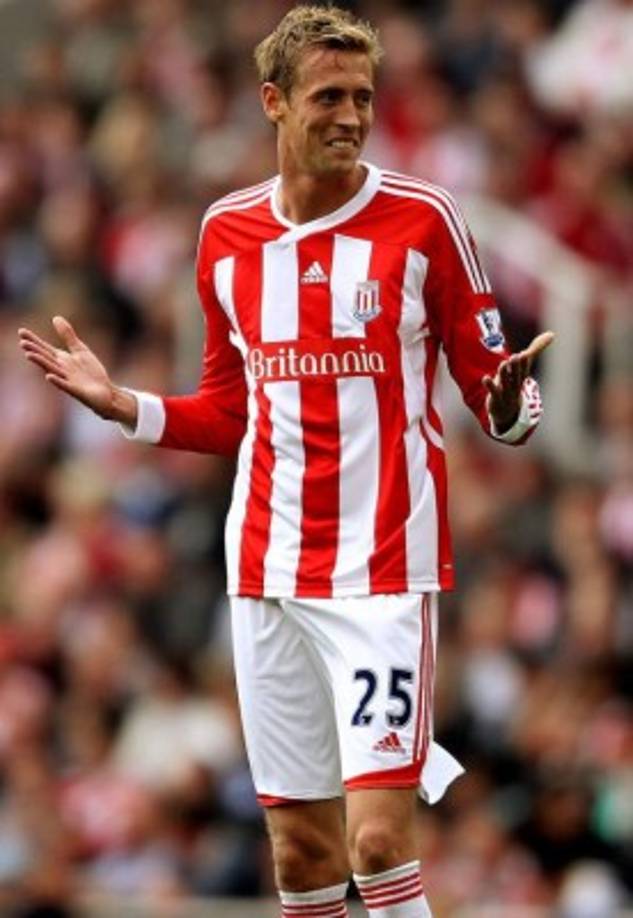 El delantero inglés Peter Crouch ha confesado que ha tenido mucha suerte con las mujeres gracias al mundo del fútbol. Crouch es un claro ejemplo que la fama y el dinero pueden conquistar a una preciosa mujer.
