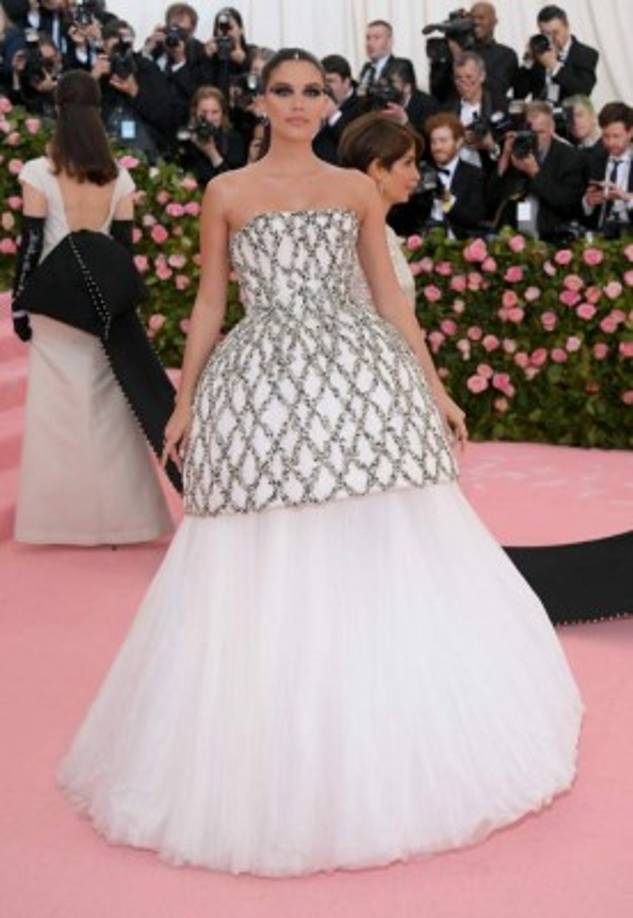 La modelo Sara Sampaio hizo una interpretación mucho más moderada para el tema de esta noche. Divina.