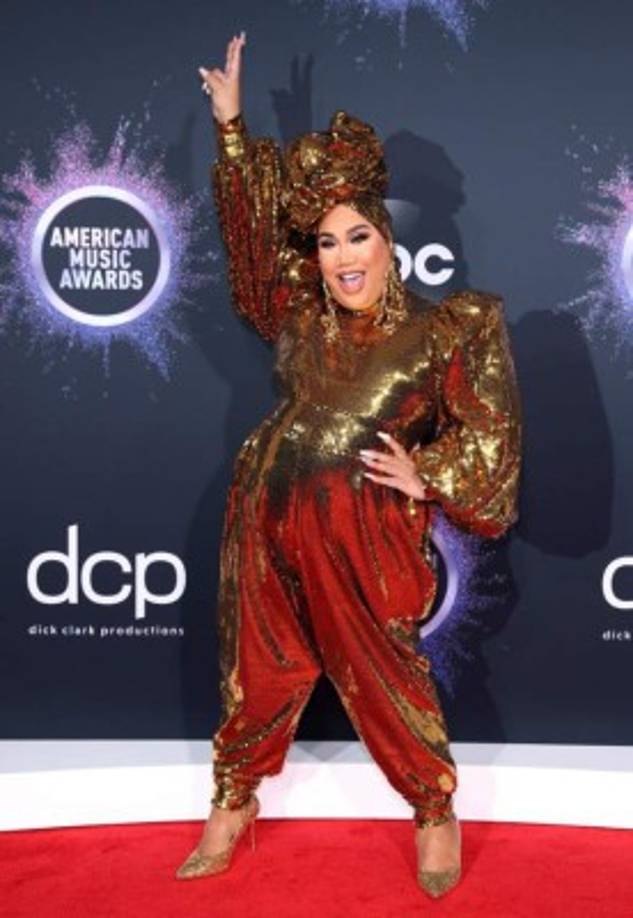 Patrick Starrr (se traduce como Patricio estrella!), siempre irreverente usó un atuendo de diva demasiado brillante para la gala.