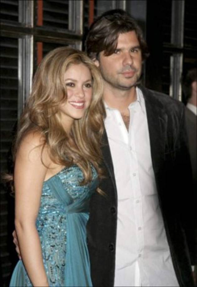 2000. Antonio de la Rúa<br/><br/>Shakira comenzaba su desembarco en el mundo angloparlante escribiendo Laundry Service cuando conoció a Antonio de la Rúa. Cuatro años mayor que la cantante, la nueva pareja de Shakira era el hijo del expresidente argentino Fernando de la Rúa, que había ayudado a su padre durante su criticada campaña política. A partir de entonces, De la Rúa pasó a ser el manager y asesor de la cantante. Su ruptura oficial llegó en enero de 2011, después de once años y en medio de numerosos rumores. Un mes después de la sonada separación con De la Rúa, aparecieron las primeras evidencias de ese wakarumor que había intentado desmentir meses atrás y que ya era imposible de esconder: su noviazgo con Gerard Piqué.
