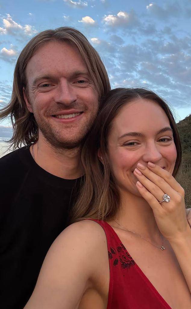 Finneas O’Connell y Claudia Sulewski compartieron esta imagen con el anillo de compromiso.