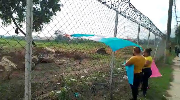 Protesta de grupo de vendedores en el bulevar del sur, frente a predio municipal donde se pretende construir un megamercado.