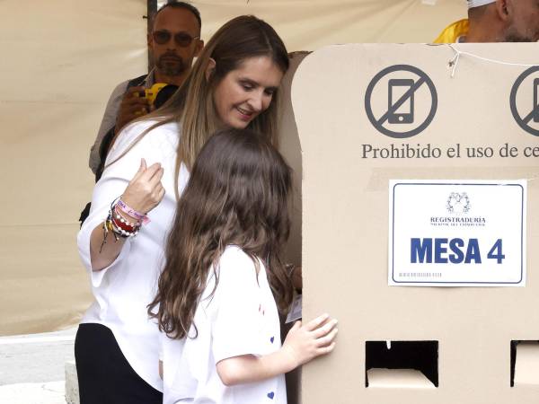La candidata presidencial, la senadora uribista del partido de derecha Centro Democrático, Paloma Valencia, vota en Bogotá (Colombia). EFE/ Mauricio Dueñas Castañeda