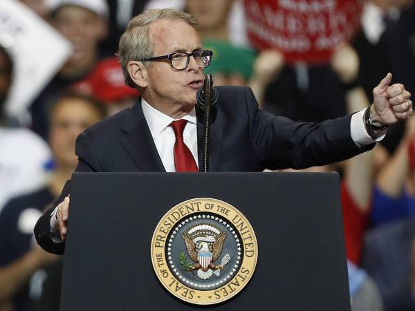 Fotografía de archivo en la que se captó al gobernador del estado de Ohio, Mike DeWine (c), durante un acto de campaña del presidente de EE.UU., Donald Trump, en Cleveland (Ohio, EE.UU.). EFE/David Maxwell