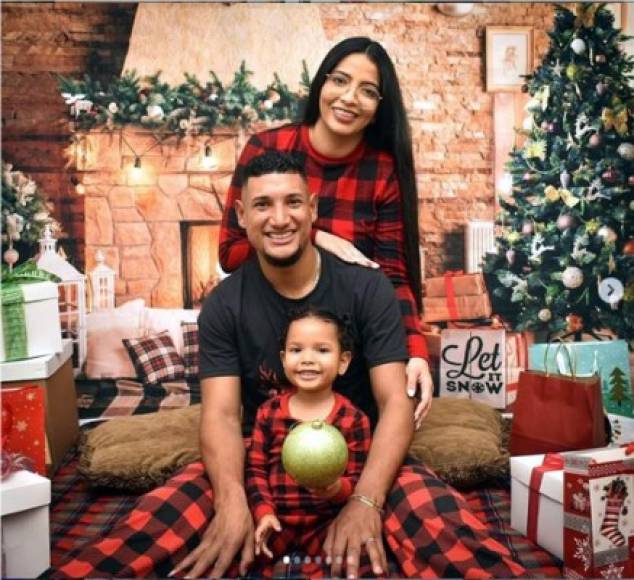 Bryan Acosta - El mediocampista del FC Dallas de la MLS con su esposa Mavis Hernández y su pequeña hija.