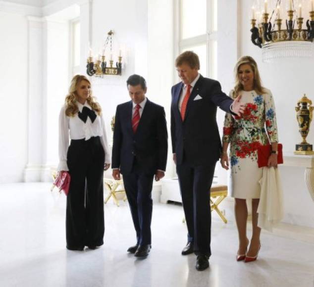 Los reyes de Holanda, William y Máxima le dieron la bienvenida a la pareja mexicana en el palacio de Noordeinde de La Haya con una ceremonia militar seguida de un almuerzo.