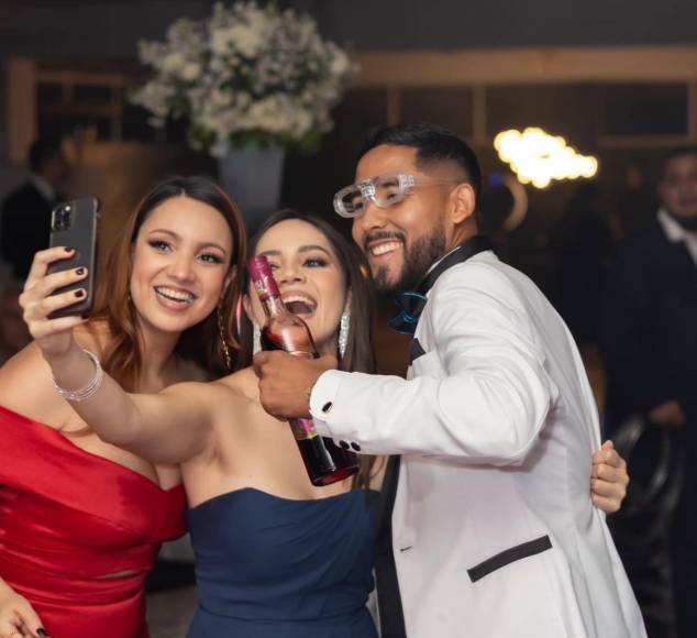 Amigos y familiares acompañaron a Lesvin Medina y su esposa en una boda que sin duda fue bonita y elegante.