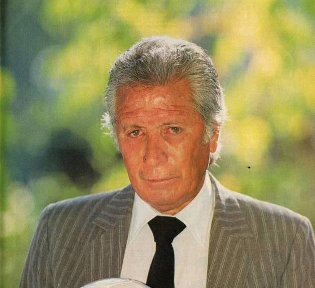 Jaime Ramírez Banda y Jaime Ramírez Araya - Cuando corría la temporada de 1975 este técnico chileno, mundialista con su país en Chile 1962 e Inglaterra 1966, hizo debutar a su hijo, que tenía el mismo nombre, con el Marathón. También dirigió al Olimpia.