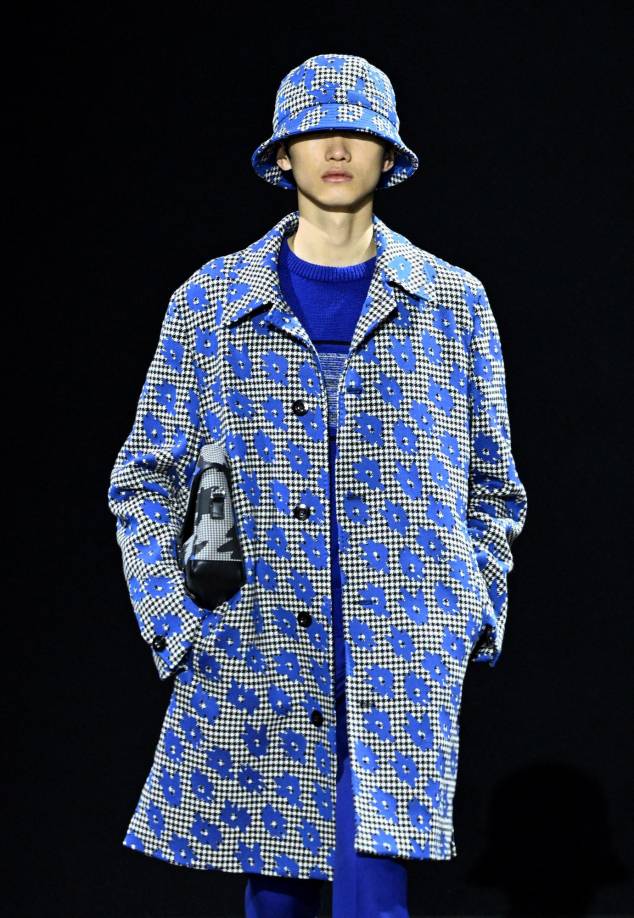 Tras el estrepitoso desfile de Louis Vuitton la víspera, la marca francesa Dior propuso este viernes calma y serenidad para tiempos tormentosos, con una ropa cómoda y de tonos suaves.