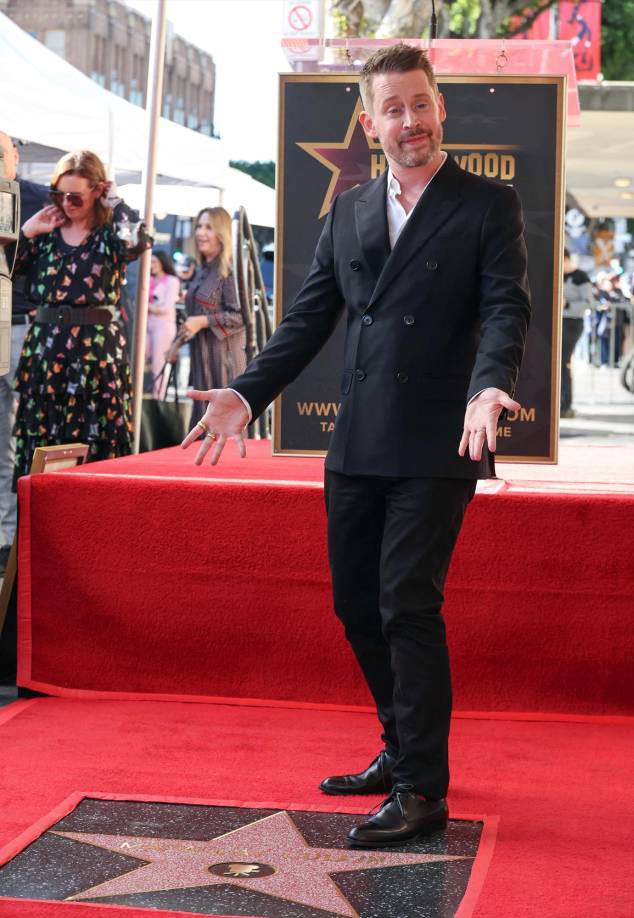 Macaulay Culkin, recordado por la película ‘Home Alone’ (Mi pobre angelito), recibió este viernes 1 de diciembre su estrella en el Paseo de la Fama de Hollywood, con emotivos reencuentros.
