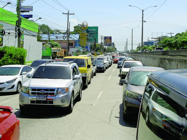 <b>Más de 300,000 vehículos conforman el parque vehicular de San Pedro Sula. Foto: M. Cubas</b>