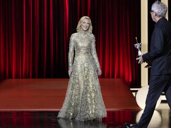 La actriz australiana Cate Blanchett ha recibido el Premio Donosti de manos del director Alfonso Cuarón durante el Festival Internacional de Cine de San Sebastián que se celebra hoy sábado en la capital donostiarra.