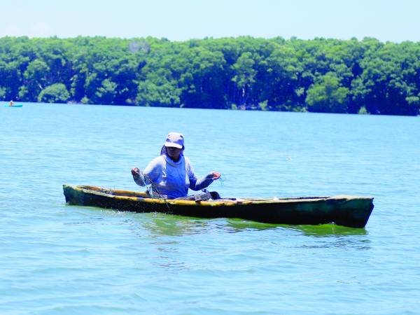 Hasta a media semana es usual ver a turistas pasear por la laguna de Los Micos. Fotos: Melvin Cubas