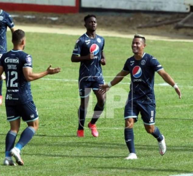 Marco Telio Vega es felicitado tras su gol que significó el 0-2 del Motagua en Danlí.