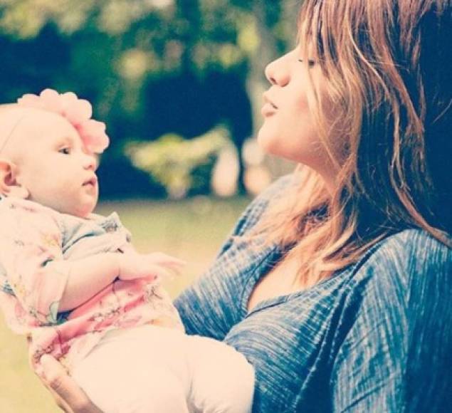 En las pocas imágenes que comparte Marcela de su bebé, se muestra todo el amor que le tiene. Ser madre es una de las mejores facetas para la cantante cristiana.