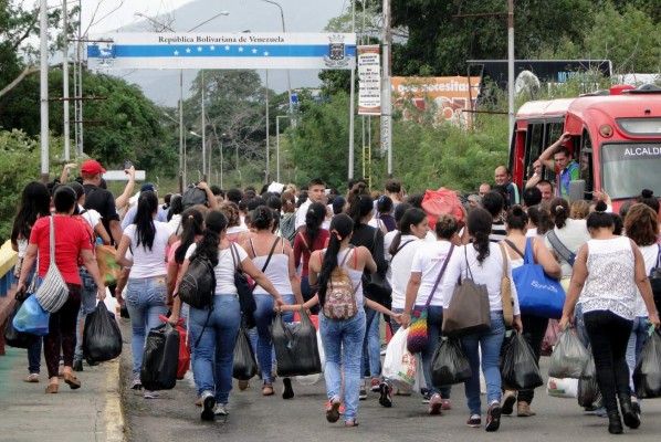En tanto, los venezolanos que viven cerca de la frontera con Colombia, desafían a las autoridades y cruzan al país vecino para comprar víveres. Maduro ordenó el cierre de la frontera hace más de 4 meses.