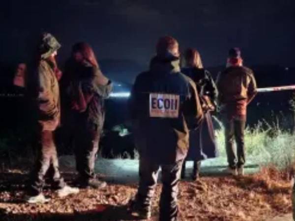 Durante el operativo, las autoridades encontraron 19 kilos de droga, cuatro armas de distintos calibres, municiones y armas modificadas para aparentar fusiles de guerra.