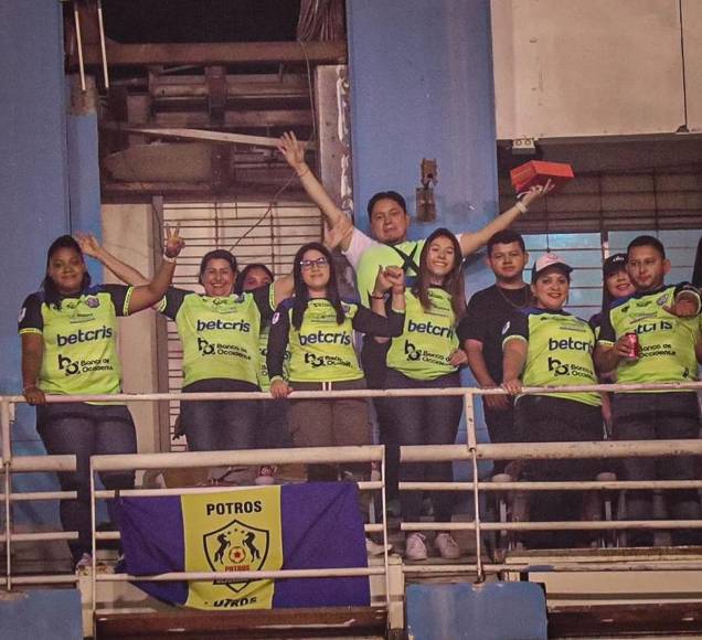 Aficionados de los Potros del Olancho FC viajaron desde Juticalpa para ver a su equipo ante Real España.