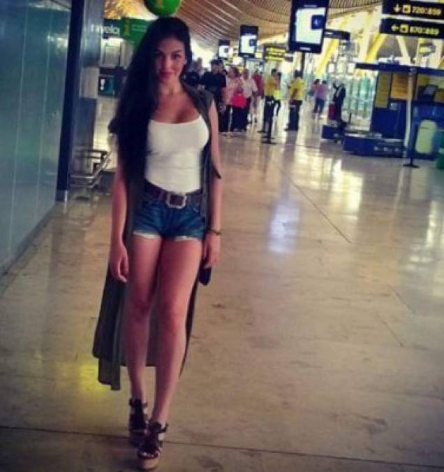 Georgina Rodríguez, una modelo española que vive en Madrid con la que sale desde hace unos meses.