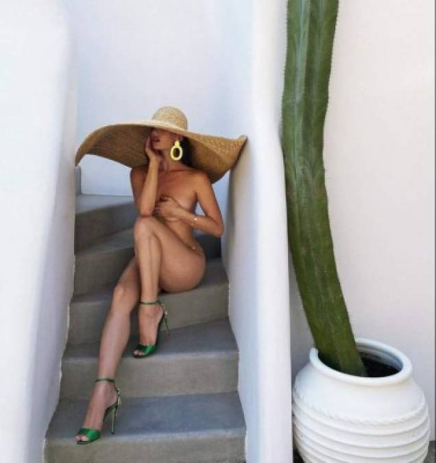 En las imágenes se puede ver a Natalia completamente desnuda y utilizando solamente un enorme sombrero, zapatos de tacón y aretes.